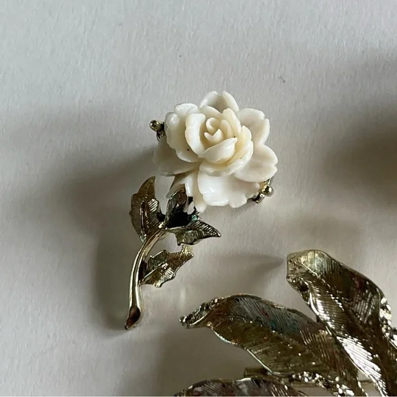 Vintage Carved White Roses And Leaves Brooch Set of 3 ~Gold Tone Metal - Picture 10 of 10